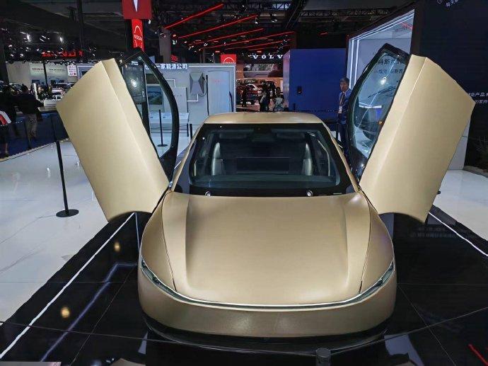 进博会上特斯拉直接把“未来出租车”开进展馆了！Cybercab无人驾驶出租车亚