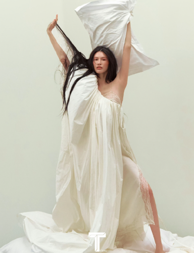 何穗披个床单就上杂志封面了，不愧是超模，披块布都像高级定制​​​