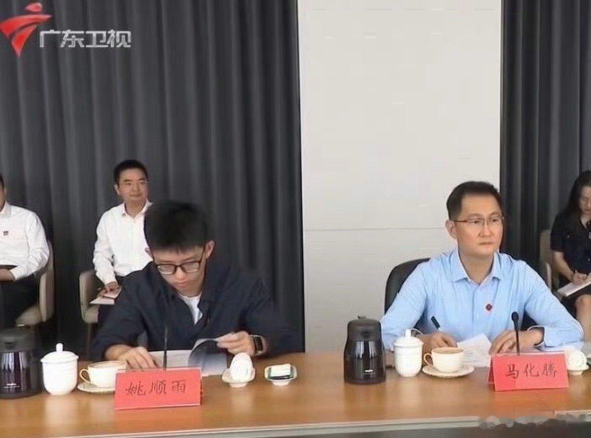 当年玩飞车的时候Pony马就长这样，现在还长这样。71年的人，对比同框98年的姚顺雨，状态一点不输，