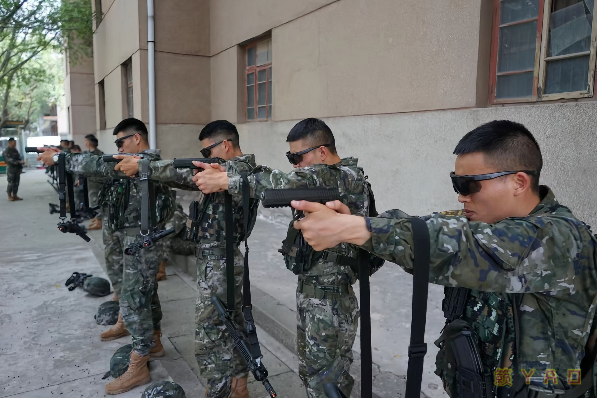 手枪据枪练习挂这些水壶啊烧火棍啊还算马马虎虎，能起多大作用先不说，起码算是没直接