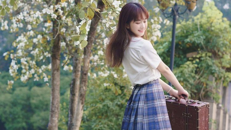 男人跟女人玩暧昧，最常用的几个方式：1、经常喊你妹妹，借亲情打掩护，一口一个妹