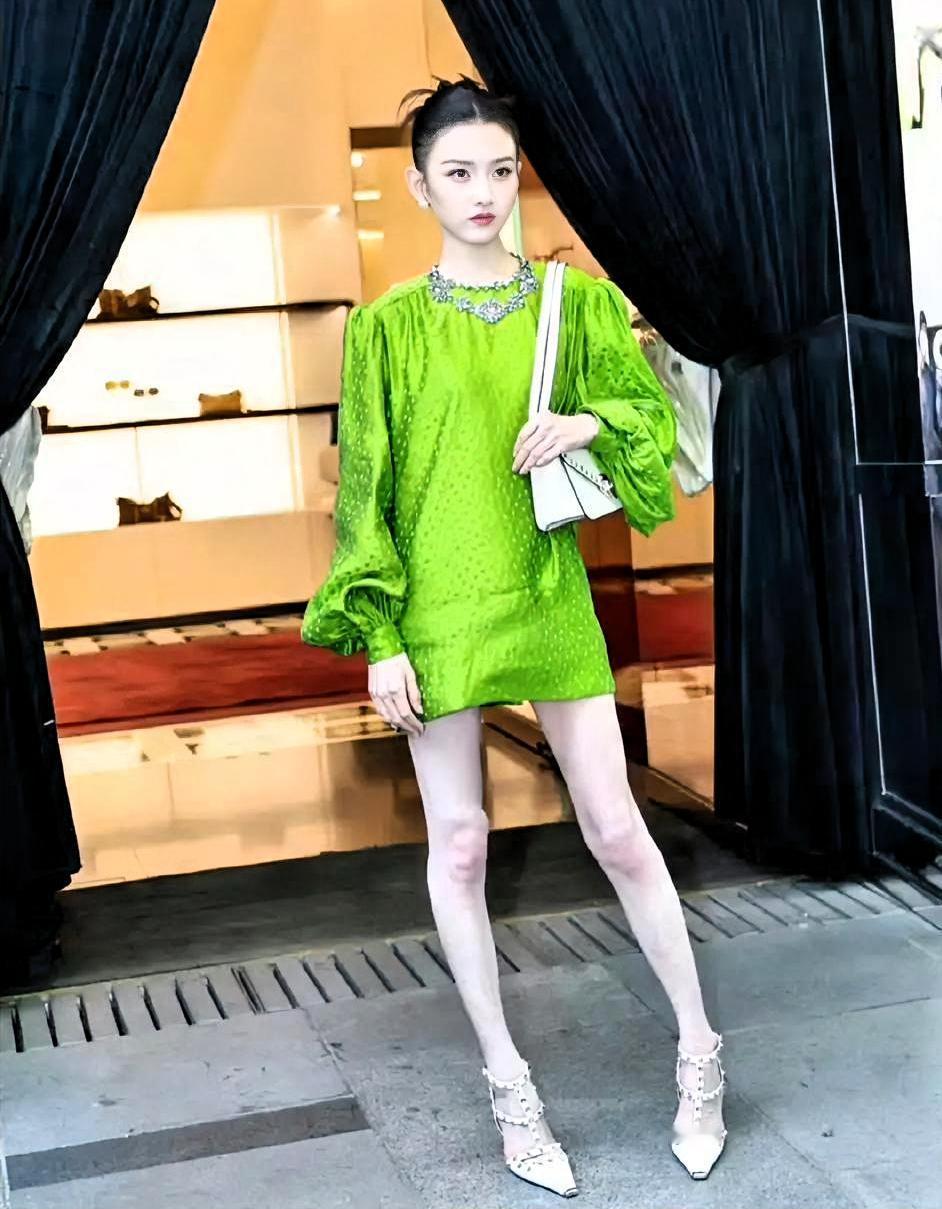 都说娱乐圈网红脸当道。但宋祖儿这张脸，是真能打。不是皮相美。是骨相。颧骨撑得