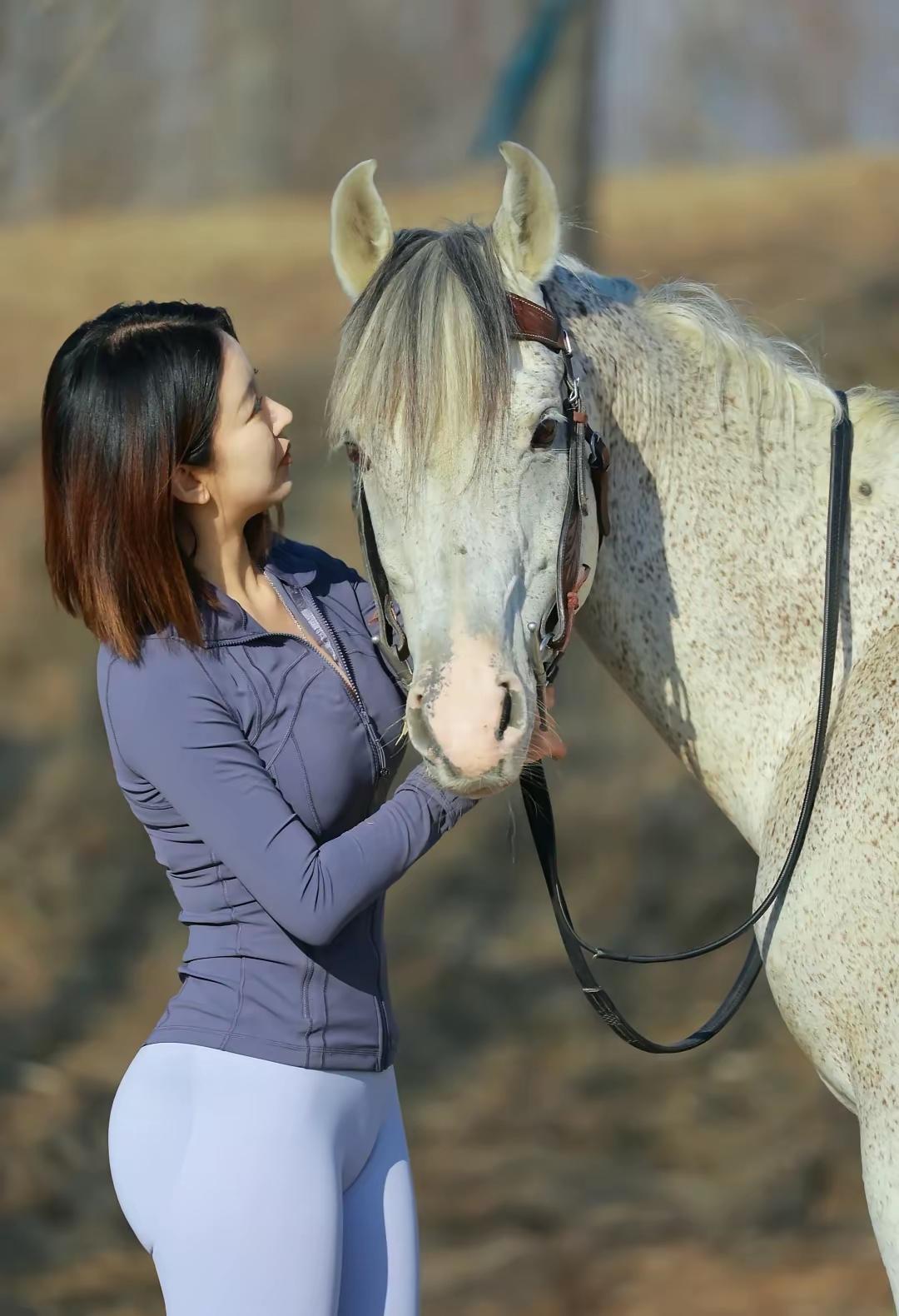 骑马的女子，英姿飒爽，英气逼人，健美健康你见过美女身材好的背影多吗喜欢健身的女