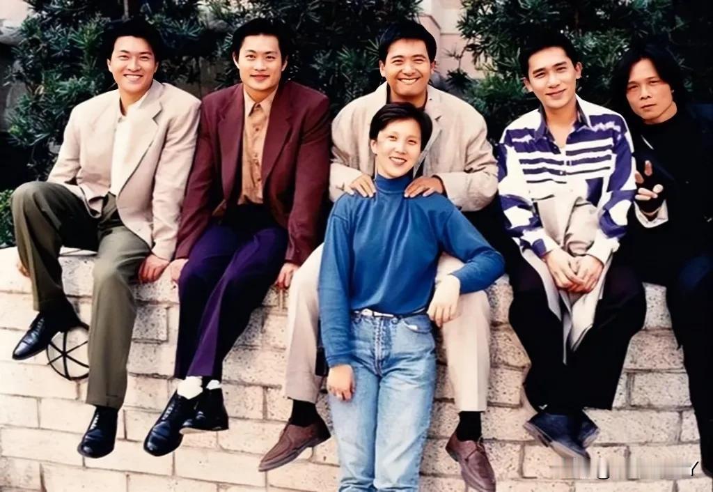 一张老照片，拍摄于1992年的香港，我只认出了周润发与梁朝伟，而另外的三男一女是