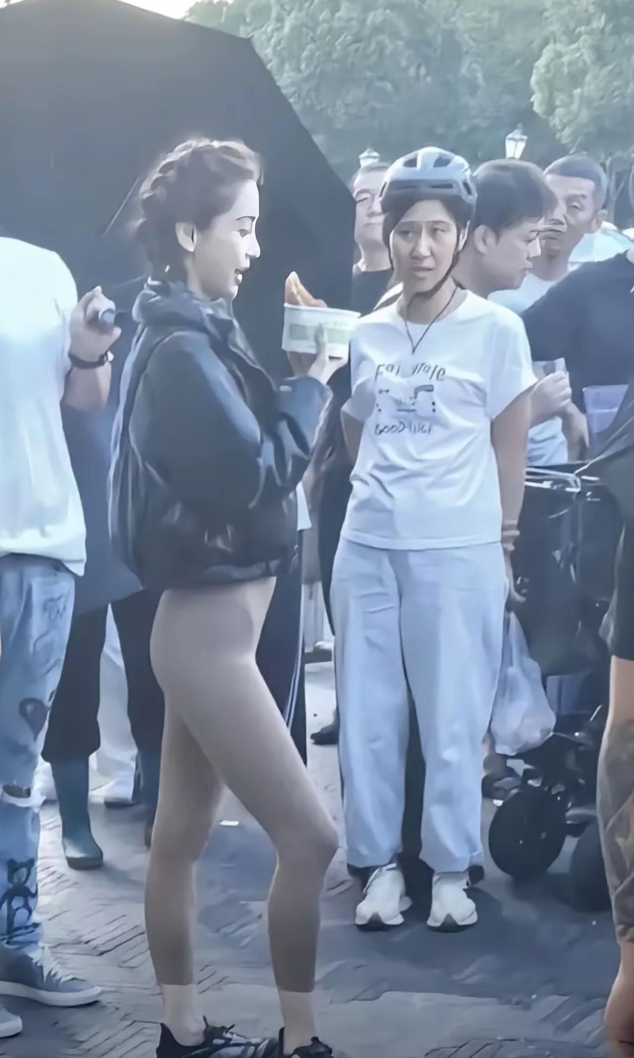 杨颖的腿，可能是娱乐圈最成功的“诈骗案”。综艺里和其他女星并肩一站，你瞬间懂了。