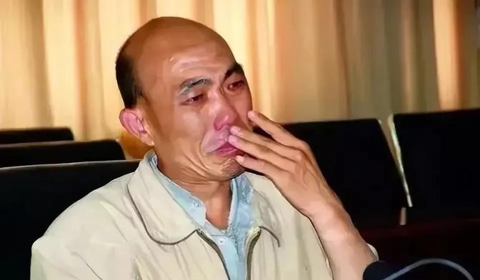 1992年春节，河南鹿邑县，农民工胥敬祥穿着在集市上买的绿毛衣回家过年。发小卫国