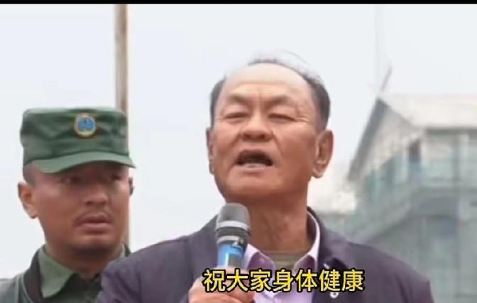 鲍有祥才是佤邦的掌权人物！他比鲍军峰要精明得多！鲍有祥坐镇佤邦根基稳固，不向外涉