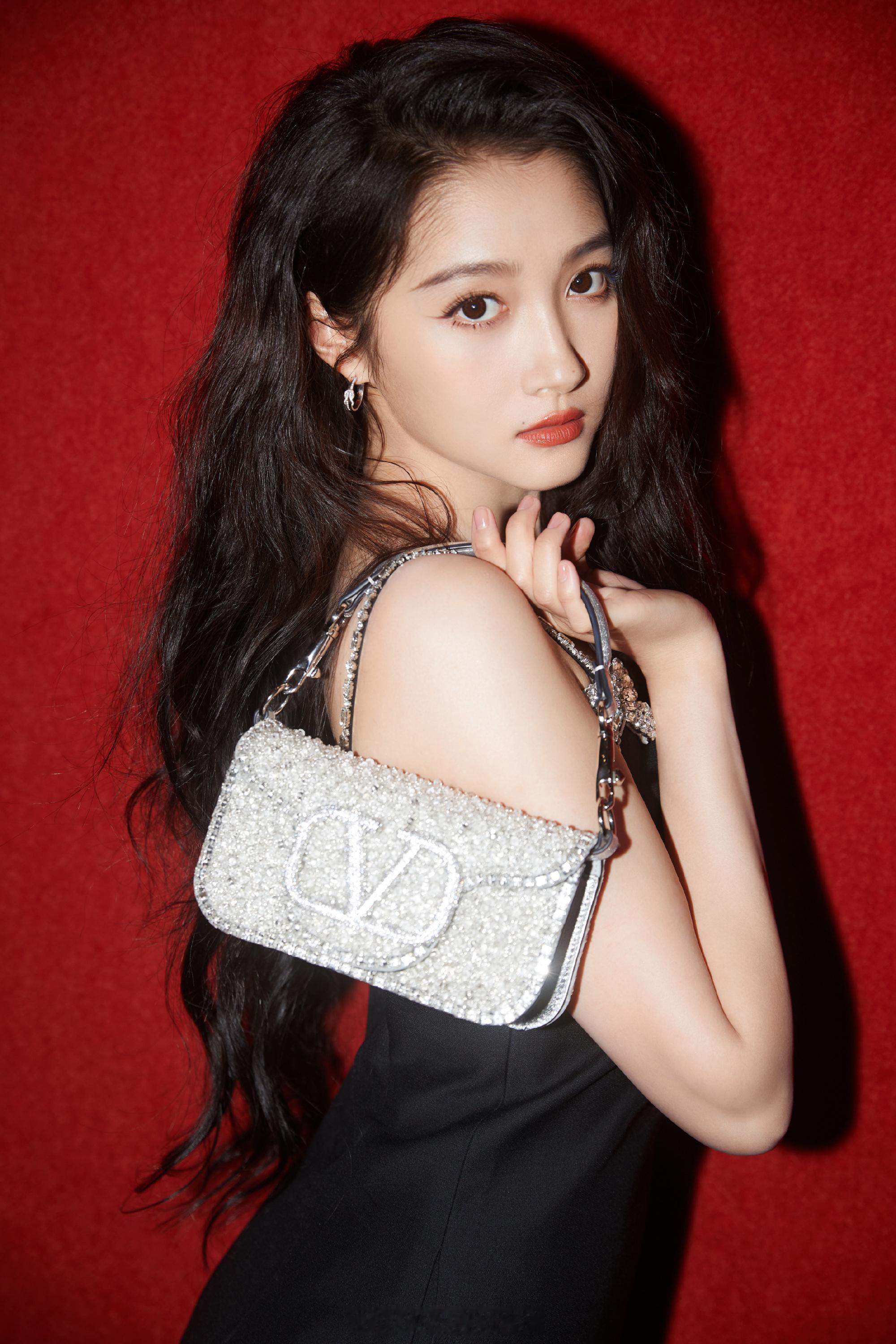 关晓彤黑色吊带短裙冷艳酷女孩