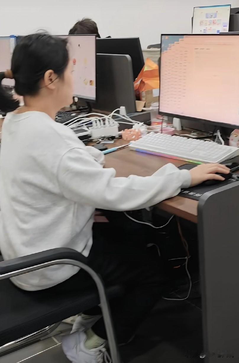 车间前段时间增编了一个文员，最后部门选了一个单亲妈妈入职。结果这段时间小孩子得病