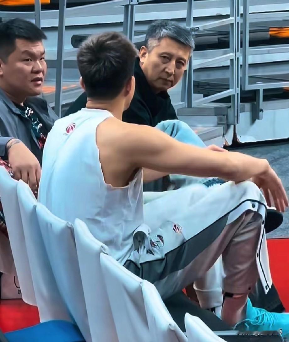 心疼！郭艾伦谈老叔郭士强：“老叔去了国家队。”“压力更大了。”“头发