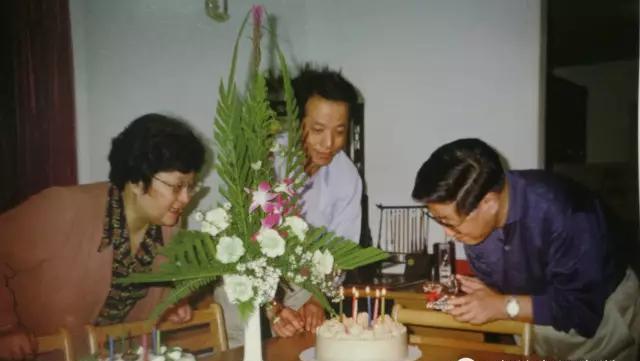1997年9月，黄菊与上海中华冶金厂两位老同事共庆60周岁生日。自1963年调任
