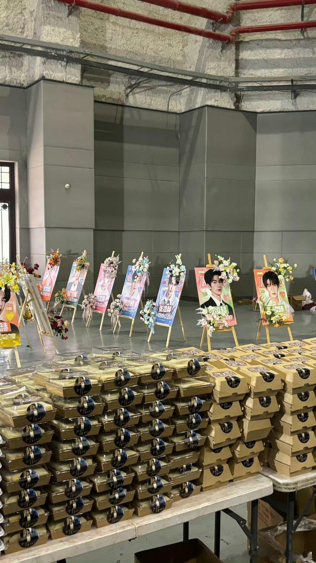 张凌赫杀青给粉丝逆应援《这一秒过火》杀青！张凌赫备齐点心、定制月饼等应援，还贴心