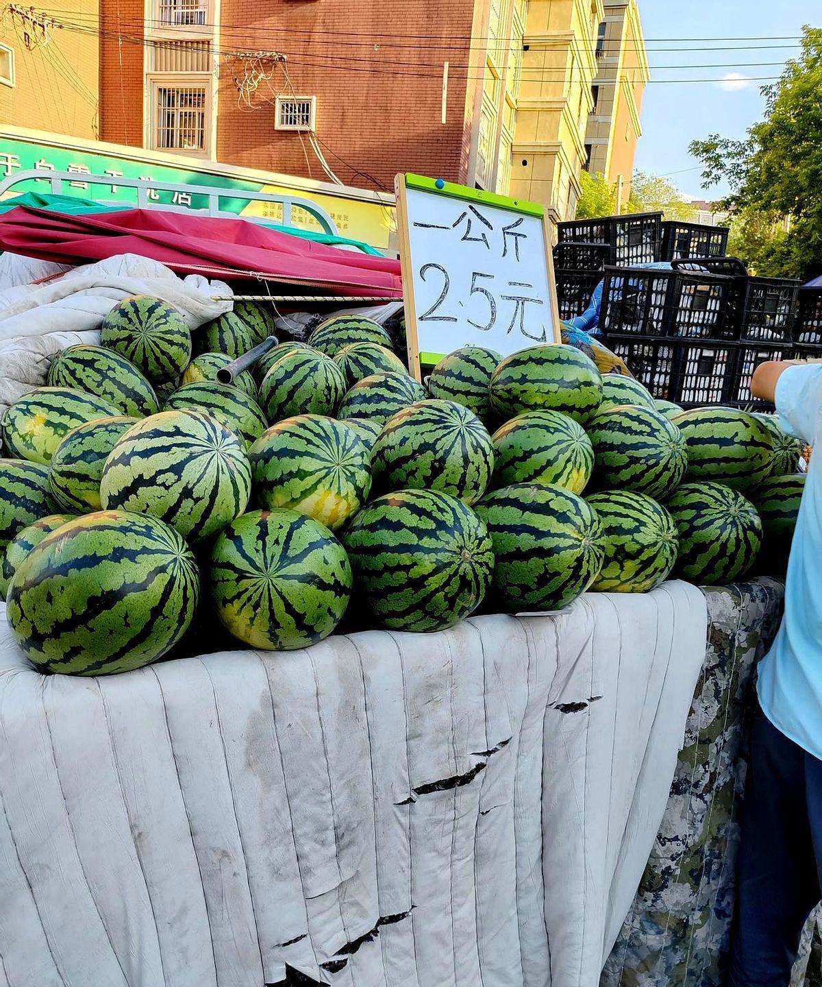 最近乌鲁木齐市场上的西瓜多了起来，商贩们都在吆喝着是吐鲁番的西瓜，品种多样，价格