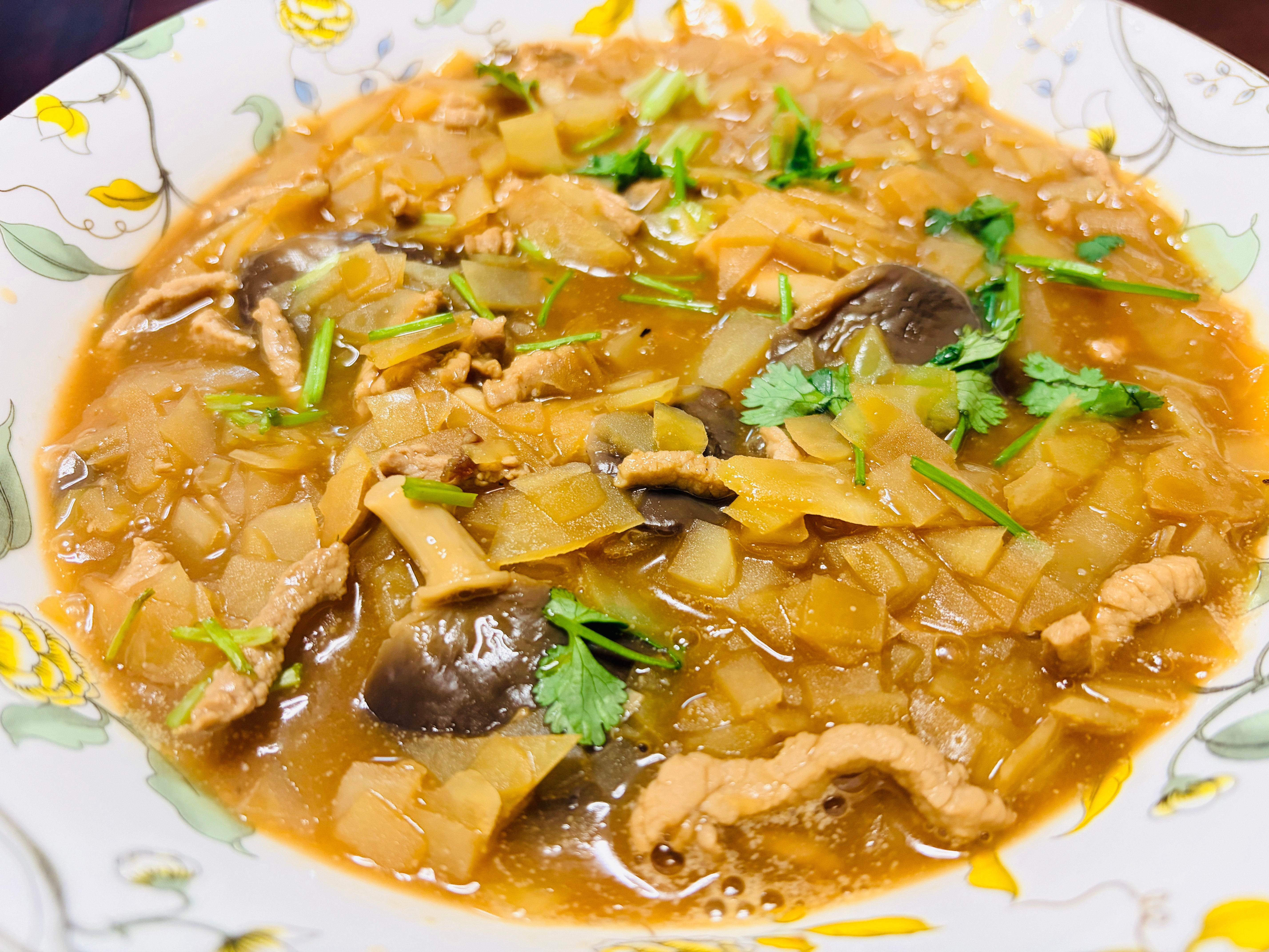 可能还是有点做饭天赋的，土豆片、黑猪肉丝、平菇，一锅炖，配上米饭，娃吃的干干净净