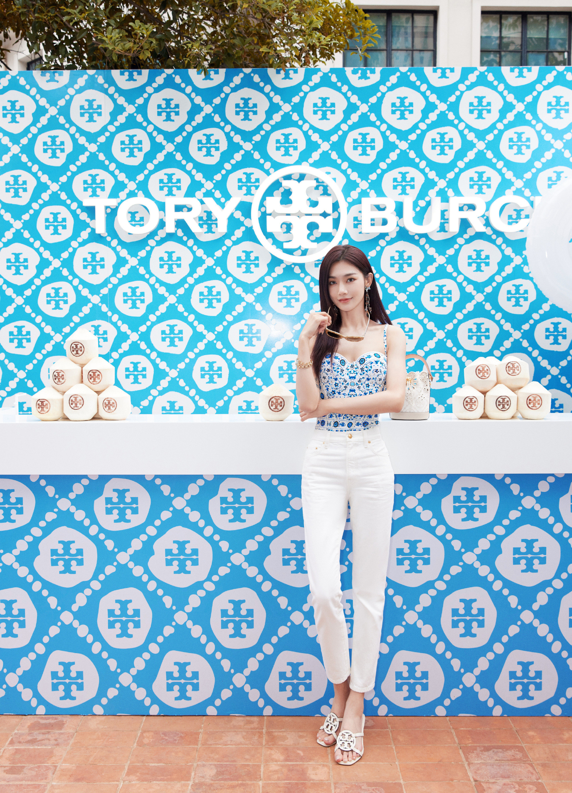 曾可妮，纤腰大长腿，姐姐好身材。曾可妮