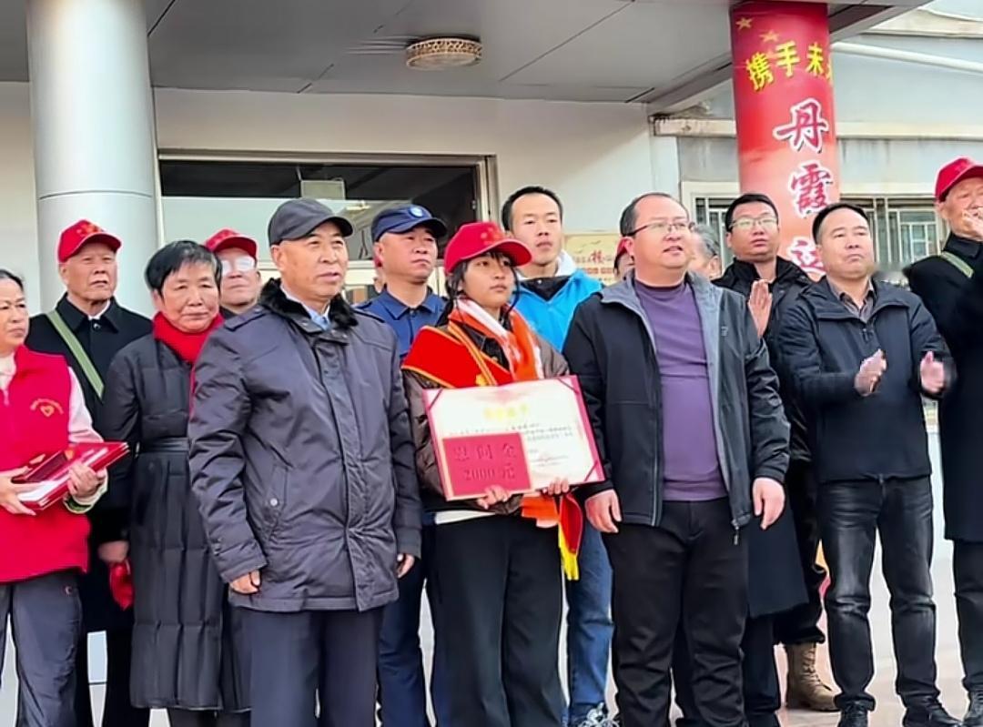 12月9日，同心县的13岁的女孩李佳婷受到当地各界的表彰，她在当地成了小英雄，大