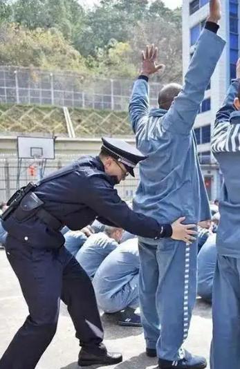 无期徒刑的尽头，不是死亡，是衰老。当犯人老得走不动、吃不了、起不来，监狱怎么办？
