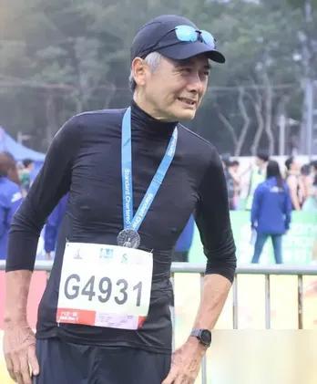 身价56亿的周润发，正急着把山顶豪宅打骨折甩卖从2.2亿狂降到1.6亿，生生砍掉