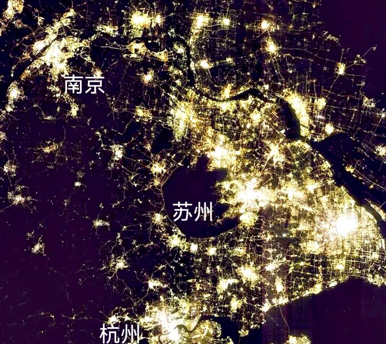 从今年三月份最新的卫星图可以看出，南京的江北区域比以前要亮了很多，说明更多人口进
