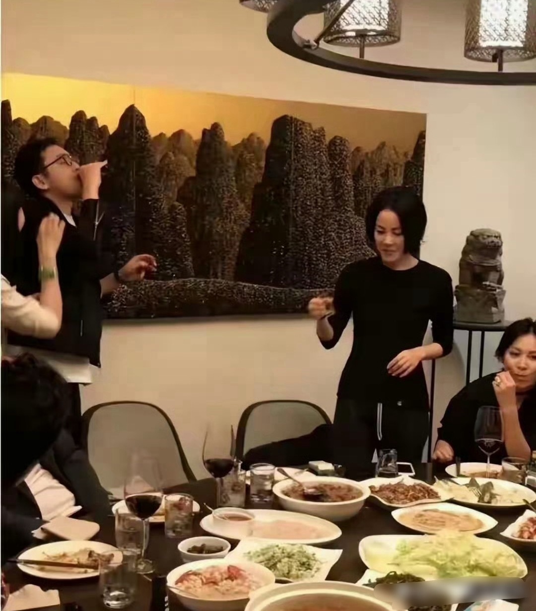 56岁王菲与刘嘉玲在豪宅聚会，素颜短发穿一身黑出镜，美得似少女