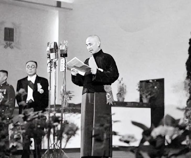 1963年的某一天，蒋介石接到一封十万火急的电报，电报里表示，中国大陆的翻译员周