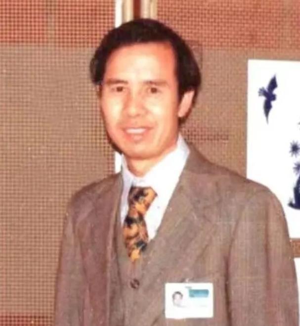 1985年11月，我国外交官何存峰乘坐美国客机飞往纽约，在飞行途中，何存峰去了一