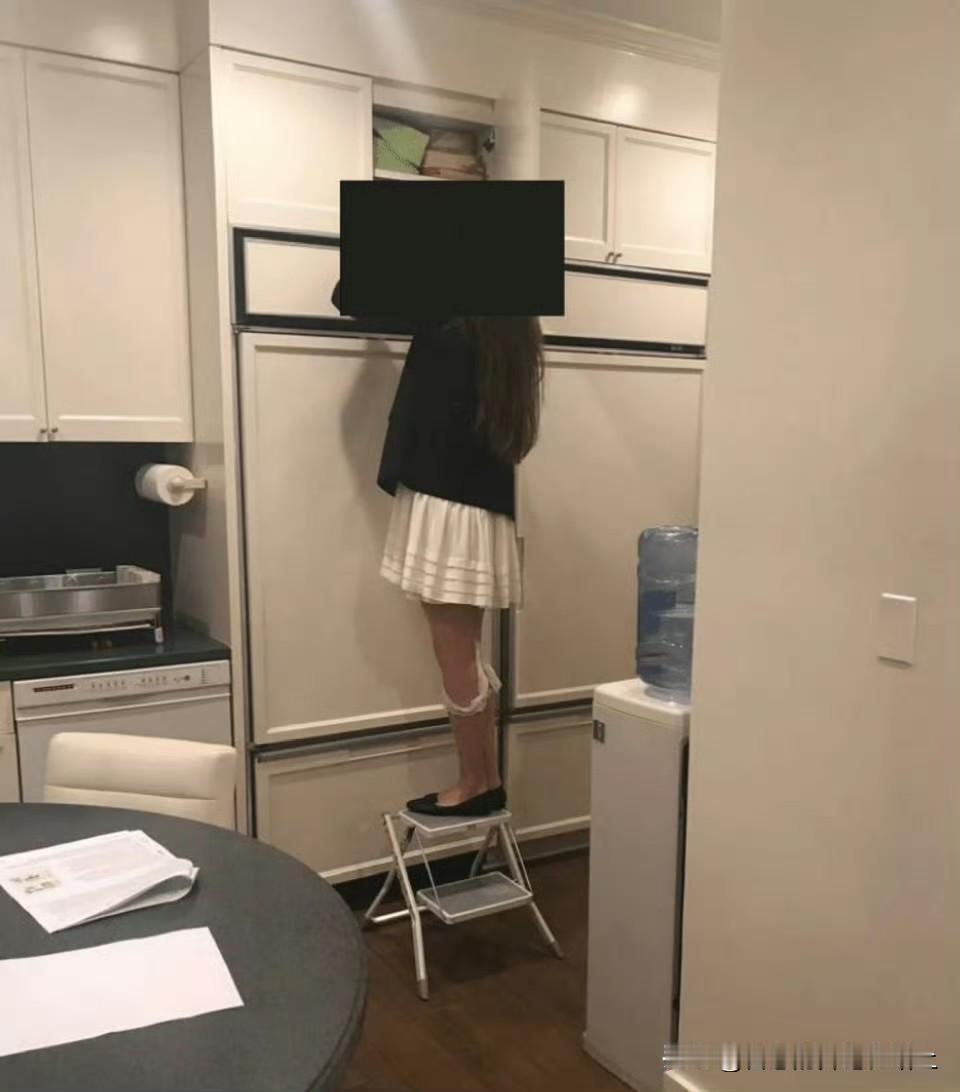 一张爱泼斯坦档案公布的照片，细思极恐！哎真服了站在金字塔顶端的人心内到底有多