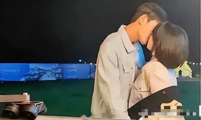 终于明白为什么现在的电视剧只拍上半身，看了花絮实在是太尴尬了……​​​