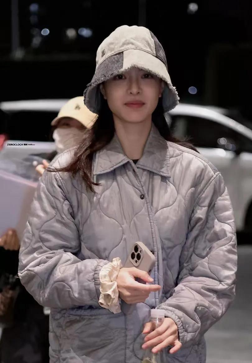 钟楚曦这才是冬日懒人穿搭天花板✨菱格棉服+束脚运动裤+拼色渔夫帽，保暖又随