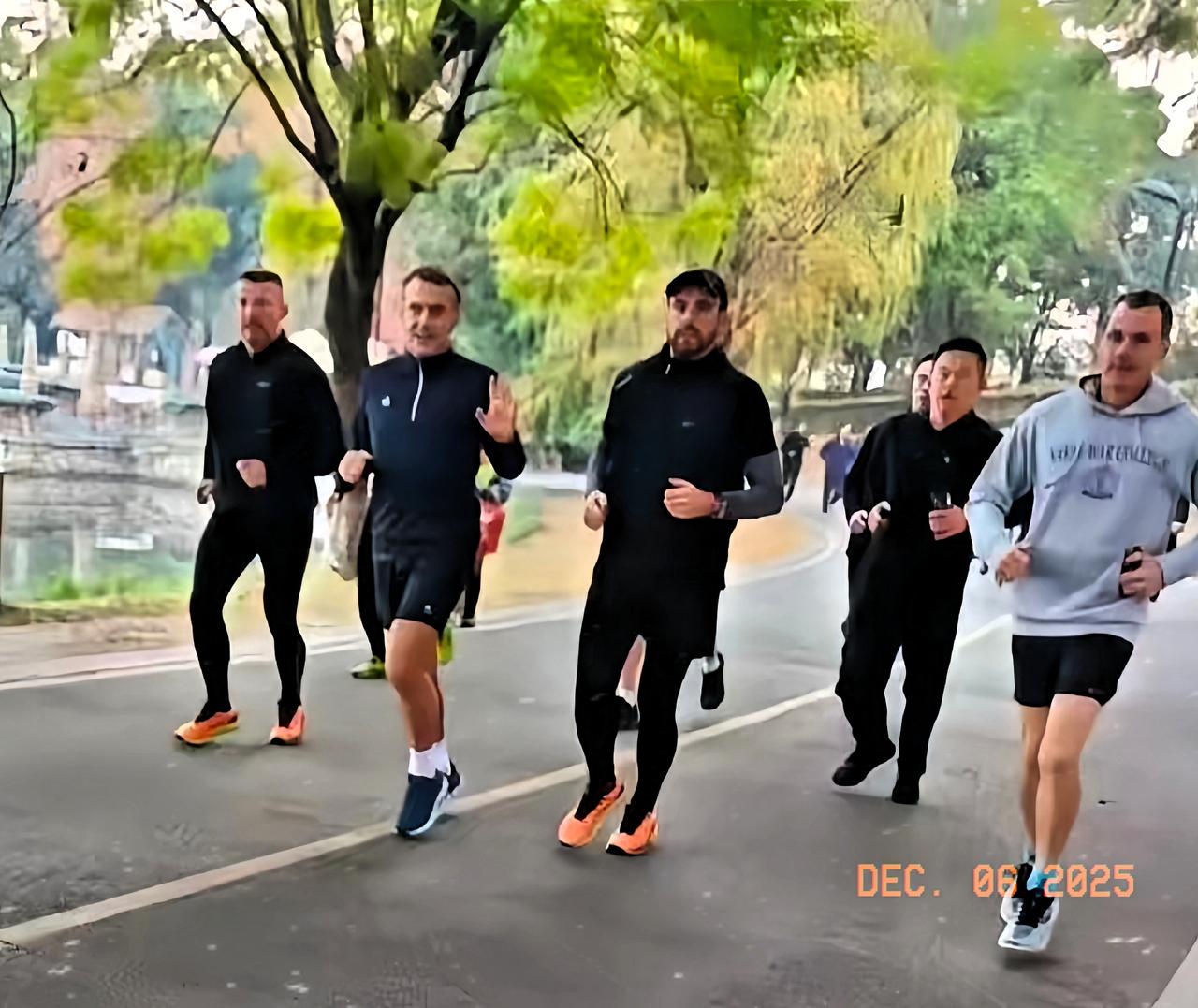 法国总统马克龙，一张在中方的晨跑照，愣是戳破了美俄联手主导世界的旧梦。镜头里的他