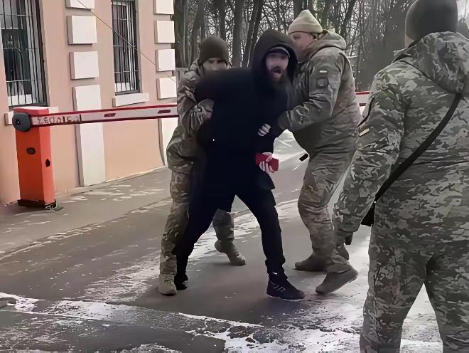 ​暴力反抗强行征兵，在乌克兰说是个非常严重的问题。随着年期的增加，一年之内所发生