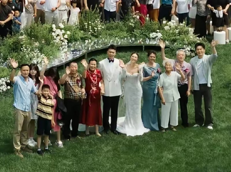李晨的父亲看着年纪有七八十岁了，继母倒是很年轻，李晨12岁时父母就离婚了，之后他