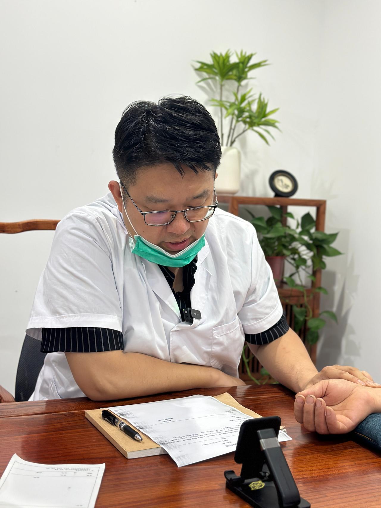 上周门诊，一位研究中医多年的冠心病患者问我：「夏季养心人人都在说，可为什么偏偏心