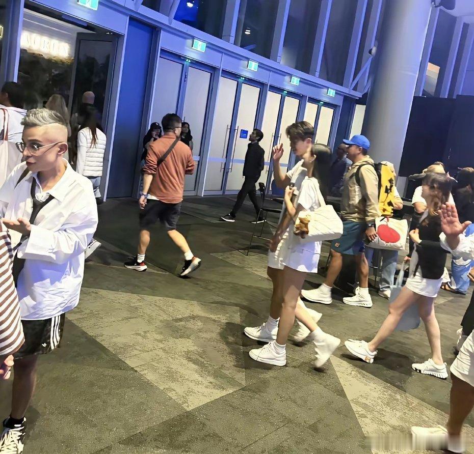 小s二女儿疑似恋爱小s二女儿被网友偶遇与一年轻帅哥在墨尔本旅游，网友怀疑她恋爱了