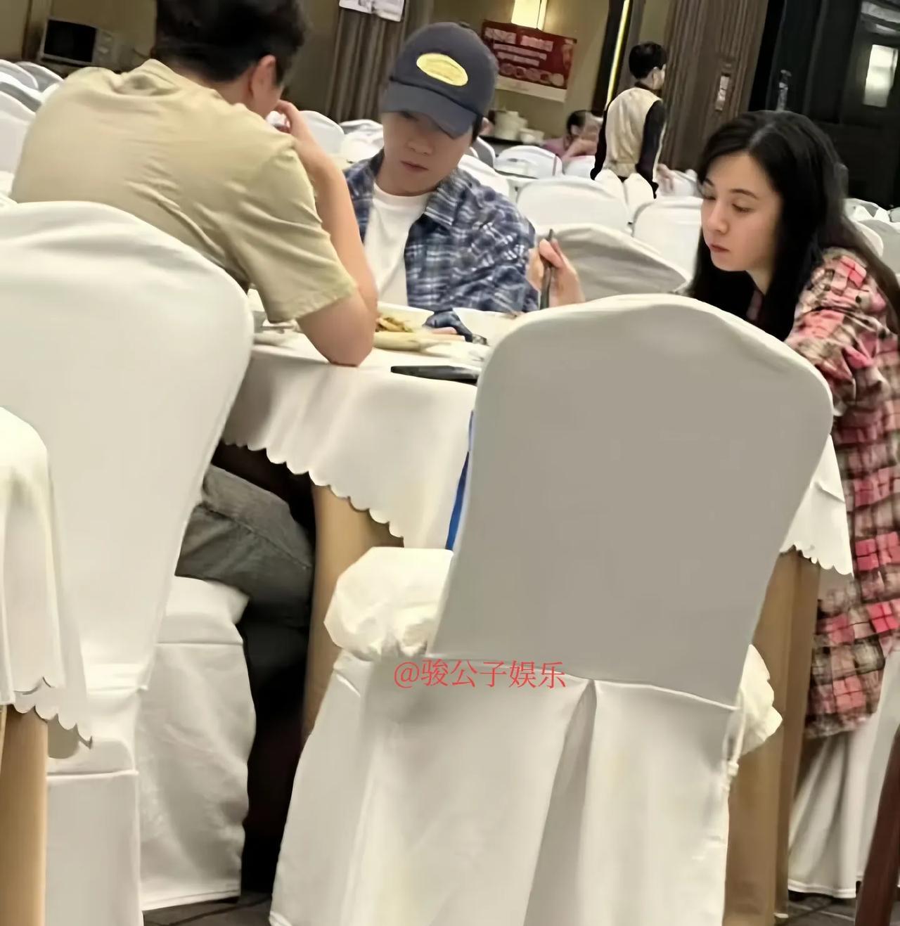 王晓晨这段时间一直在西安片场拍戏，她的男友俞灏明前来探望。两人低调地一起吃了一顿