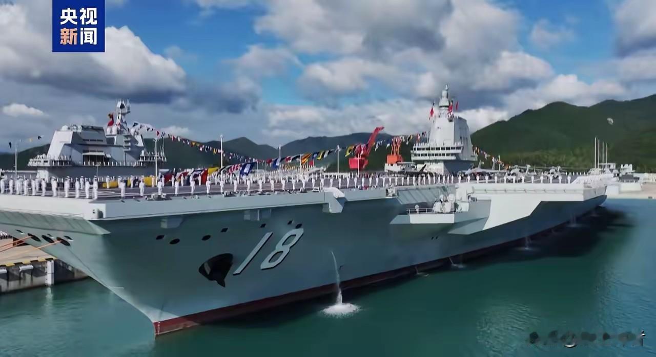 厉害呀!老三终于正式亮相了!老大:辽宁舰，生日2012年9月25日，今年13岁