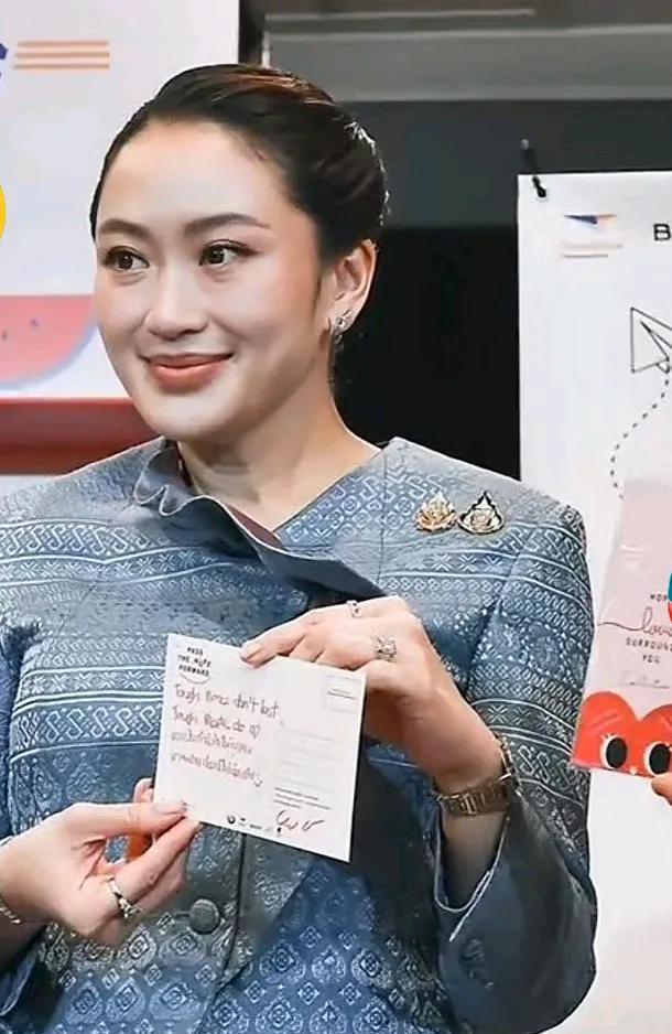 佩坦通很美吗？谈不上。有人总说泰国总理佩坦通很美天，我觉得很一段，她只是很华贵