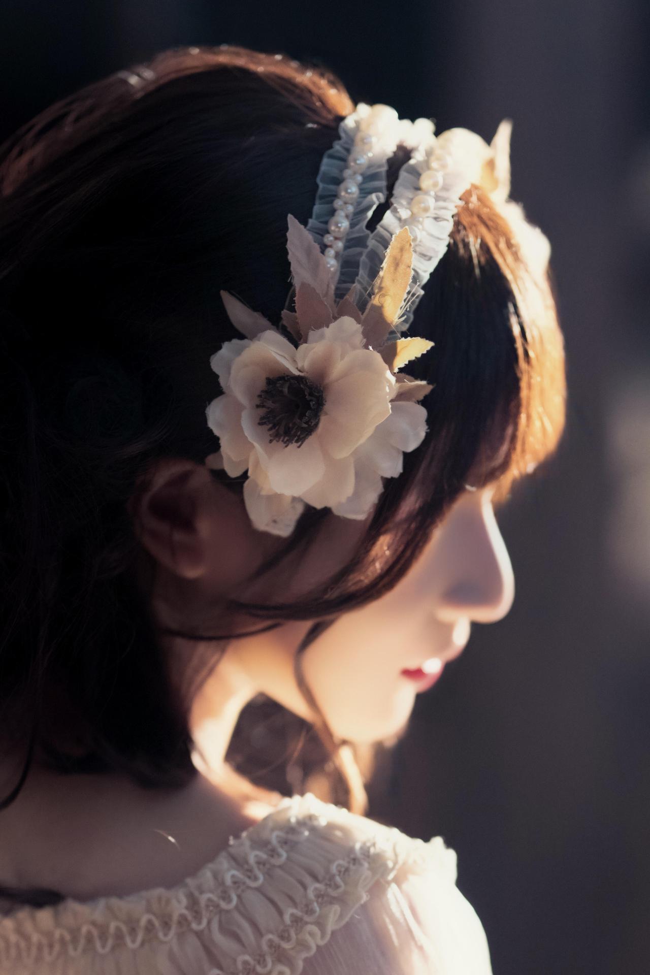 这组音符元素人像作品以“梦幻音乐”为主题，通过光影与道具的创意运用，打造出空灵浪