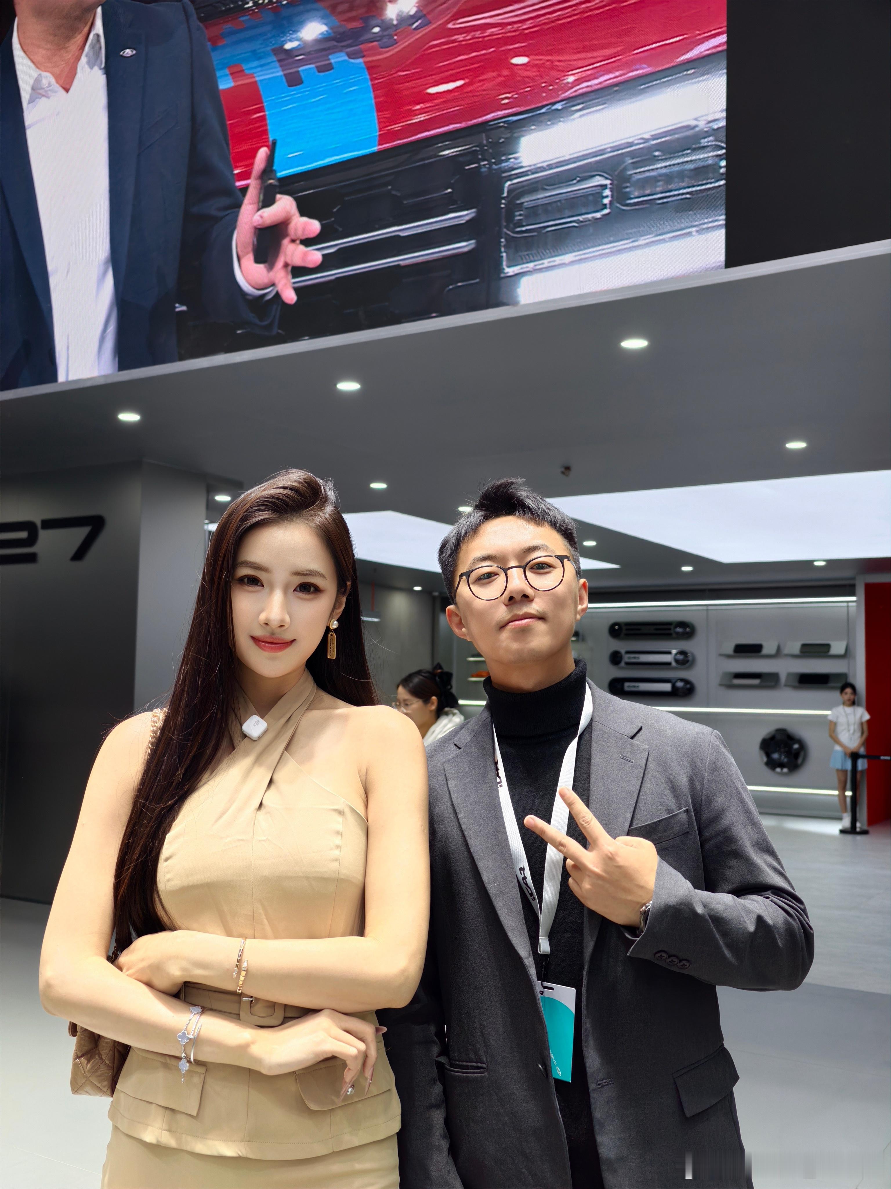 在车展又碰到最喜欢的小姐姐了嘴角压不住了安利给大家都给我去关注