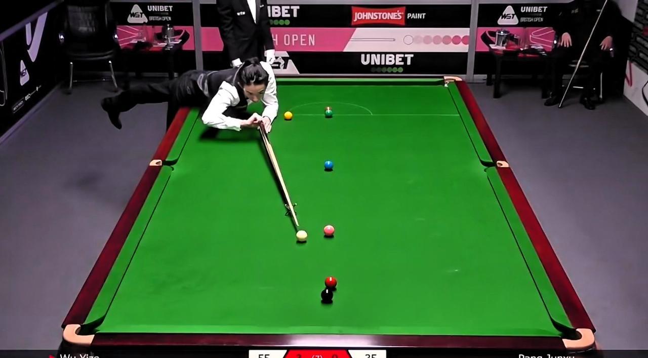 吴宜泽4:0横扫庞俊旭，晋级英国公开赛64强。两个人看起来完全不是一个级别，庞俊