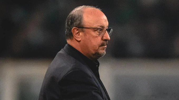 前利物浦主教练拉法·贝尼特斯据报道在帕纳辛奈科斯仅差一场比赛就将下课，该俱乐部正