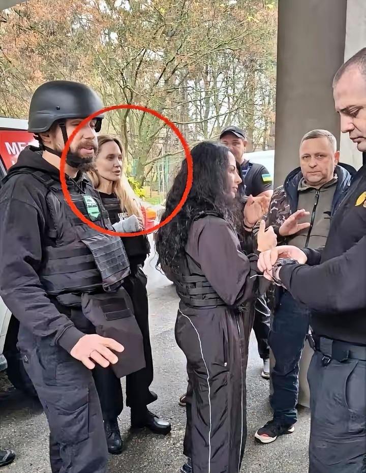 “这里的民众失去了一切，虽然他们一无所有，但他们自由了。”——安吉丽娜·朱莉虽