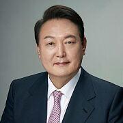 韩国这波操作真是让人惊掉下巴！当地时间1月13日晚，韩国检方在尹锡悦发动紧急戒严