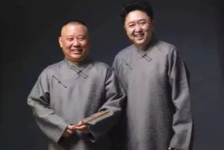 2007年，郭德纲和“相声大师”刘文步在后台吵了起来，刘文步不肯登台。郭德纲着急
