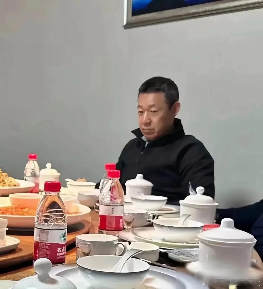 张丰毅聚餐照，一桌子美味佳肴，更夺目的就是桌上的饮料