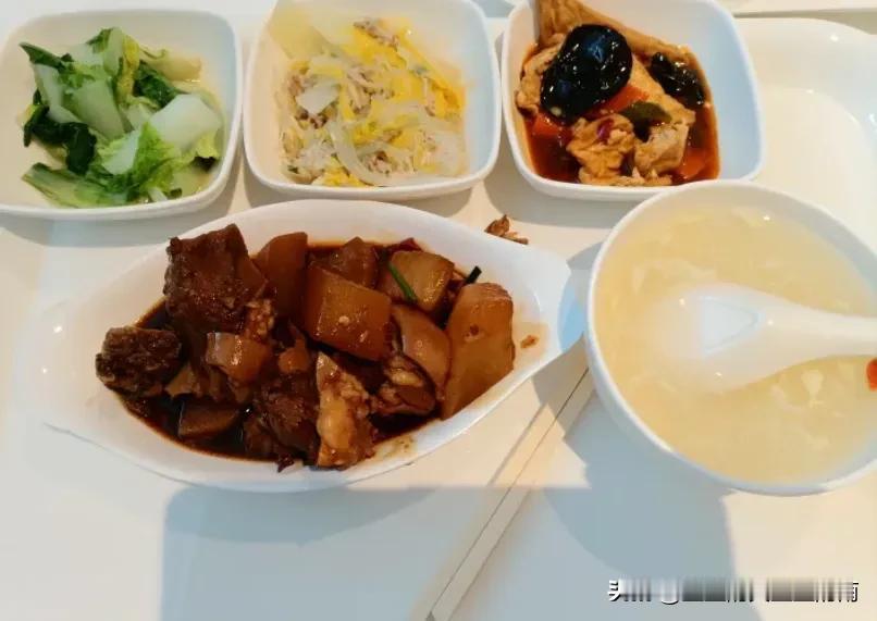 某商业银行总部食堂午餐！2元/一次