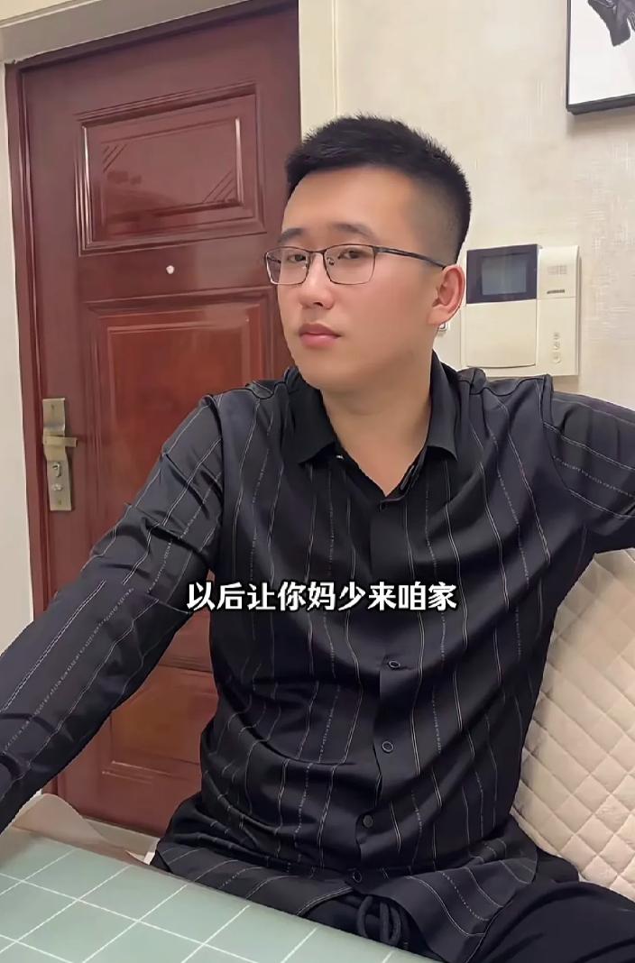 这儿子没白养！卧室里，媳妇冲着男人抱怨，说以后让婆婆少来家里，嫌脏。男人没炸，回