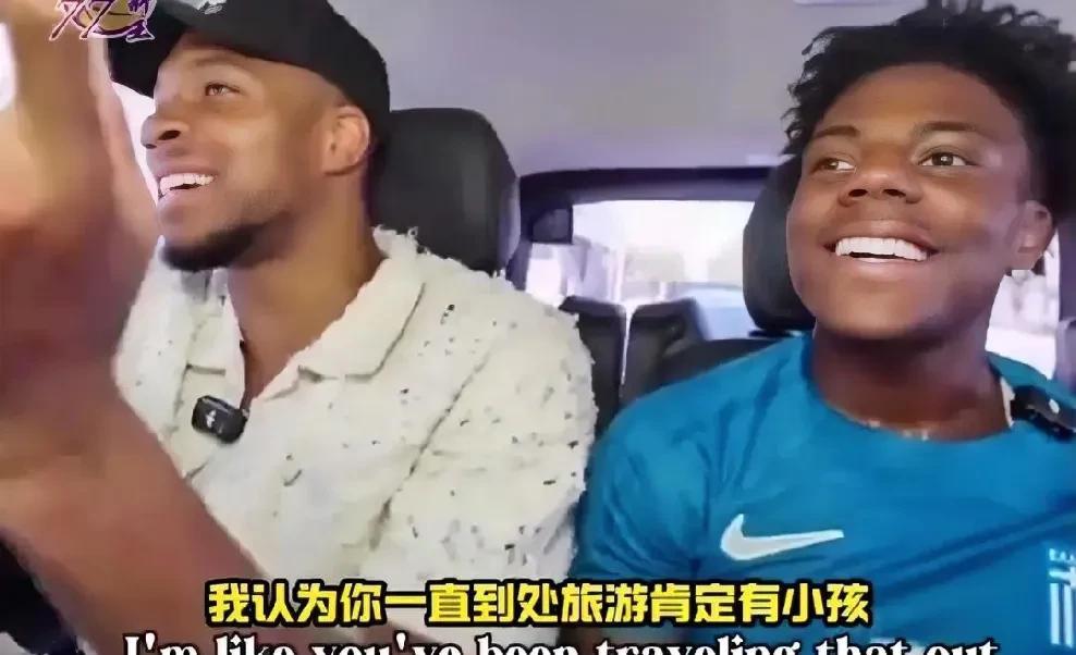 还挺逗，字母哥跟甲亢哥的对话，两句话把甲亢哥给说破防了。甲亢哥：你多大？字母