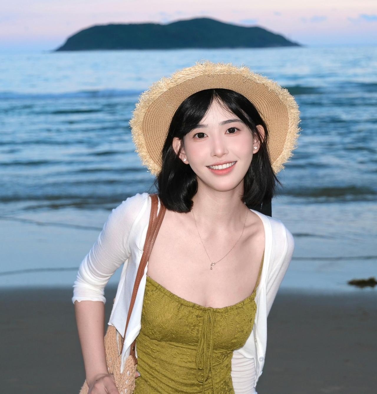 生活不仅需要忙碌，更需要这样的时刻：阳光、沙滩、海浪，和一个笑靥如花的自己。🥰