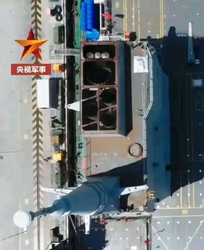 076“四川”舰是全球配备了电磁弹射和综合电力推进系统的两栖攻击舰。按照央视军事